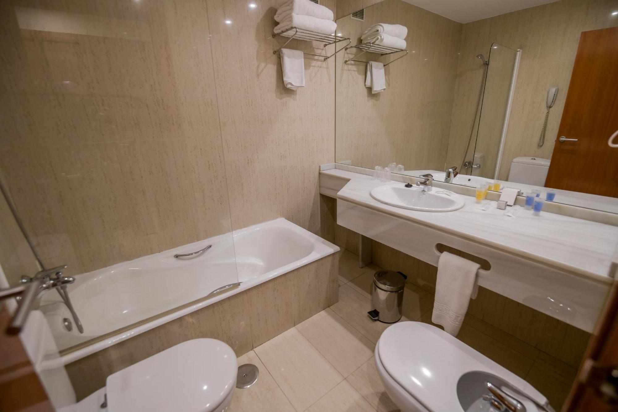 Hotel Mieres Del Camino Экстерьер фото