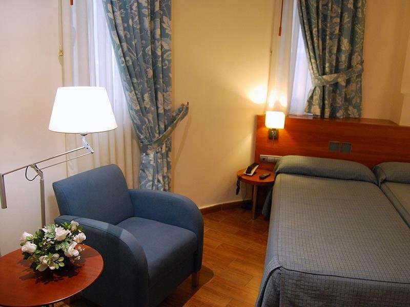 Hotel Mieres Del Camino Номер фото