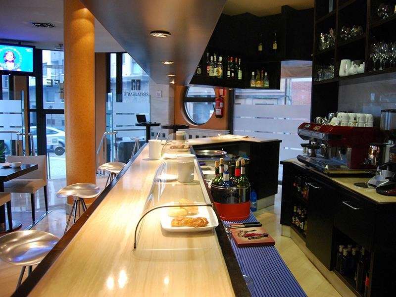 Hotel Mieres Del Camino Ресторан фото